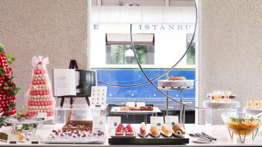 <Web割対象商品>【キングツアーバス旅】箱根ラリック美術館「ジュエリースイーツビュッフェランチ」と約15万粒が煌めくクリスタルガラスのクリスマスツリー〔聖蹟桜ヶ丘・府中・調布発〕1